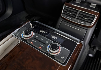 Подержанный автомобиль Audi A8 2013 года (30 фото)