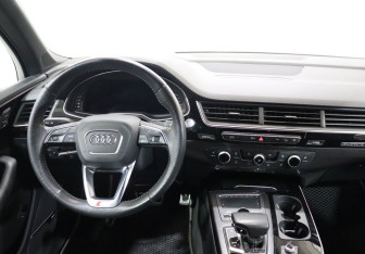 Подержанный автомобиль Audi Q7 2018 года (15 фото)