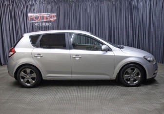 Подержанный автомобиль Kia Ceed Hatchback 2010 года (4 фото)