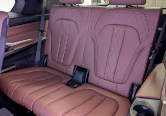 Подержанный автомобиль BMW X7 2021 года (28 фото)