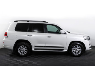 Подержанный автомобиль Toyota Land Cruiser Suv 2015 года (4 фото)
