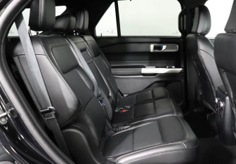 Подержанный автомобиль Ford Explorer 2021 года (18 фото)