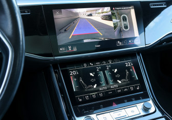 Подержанный автомобиль Audi A8 2022 года (19 фото)