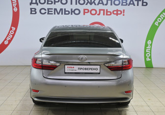 Подержанный автомобиль Lexus ES 2016 года (5 фото)