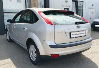 Подержанный автомобиль Ford Focus Hatchback 2007 года (7 фото)