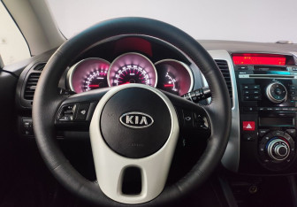 Подержанный автомобиль Kia Venga 2011 года (15 фото)