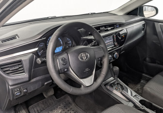 Подержанный автомобиль Toyota Corolla Sedan 2014 года (15 фото)