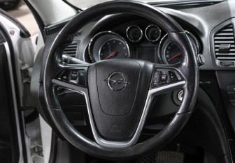 Подержанный автомобиль Opel Insignia Wagon 2011 года (17 фото)