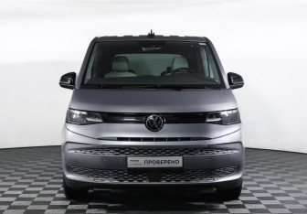 Подержанный автомобиль Volkswagen Multivan 2022 года (2 фото)