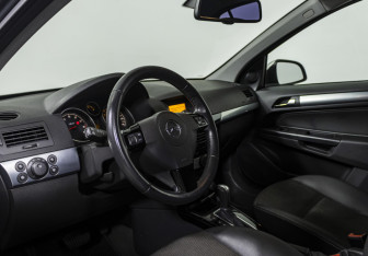 Подержанный автомобиль Opel Astra Sedan 2013 года (10 фото)