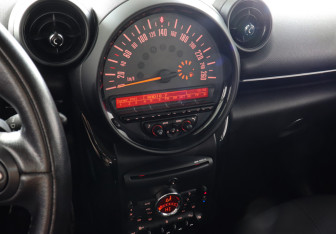 Подержанный автомобиль MINI Countryman 2016 года (13 фото)