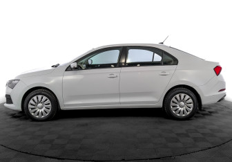 Подержанный автомобиль Skoda Rapid Liftback 2021 года (8 фото)