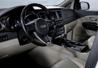 Подержанный автомобиль Kia Carnival 2019 года (14 фото)