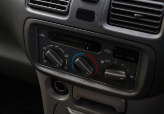 Подержанный автомобиль Toyota Corolla Spacio 2000 года (16 фото)