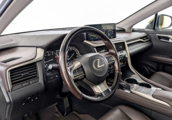 Подержанный автомобиль Lexus RX 2021 года (16 фото)