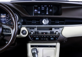 Подержанный автомобиль Lexus ES 2016 года (14 фото)