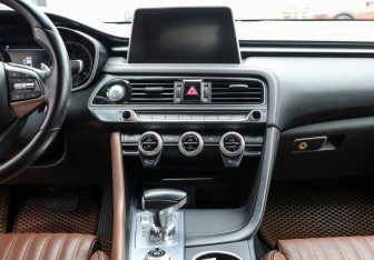 Подержанный автомобиль Genesis G70 2019 года (15 фото)