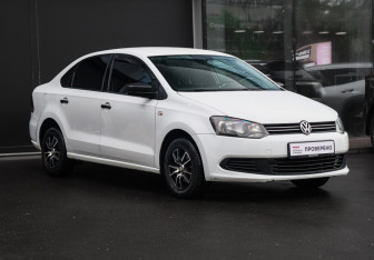 Подержанный автомобиль Volkswagen Polo Sedan 2015 года (3 фото)