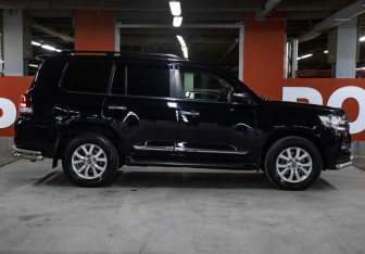 Подержанный автомобиль Toyota Land Cruiser Suv 2016 года (4 фото)