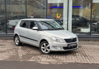 Подержанный автомобиль Skoda Fabia Hatchback 2012 года (3 фото)