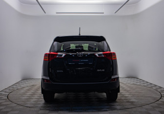 Подержанный автомобиль Toyota RAV4 2015 года (6 фото)