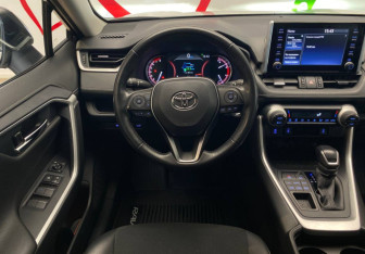 Подержанный автомобиль Toyota RAV4 2021 года (10 фото)