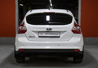 Подержанный автомобиль Ford Focus Hatchback 2011 года (6 фото)