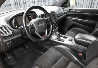 Подержанный автомобиль Jeep Grand Cherokee 2018 года (17 фото)