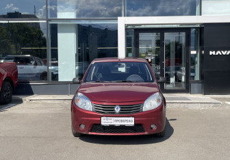 Подержанный автомобиль Renault Sandero 2011 года (2 фото)