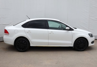 Подержанный автомобиль Volkswagen Polo Sedan 2013 года (7 фото)