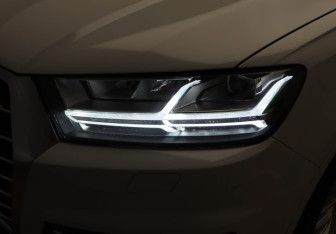 Подержанный автомобиль Audi Q7 2016 года (33 фото)