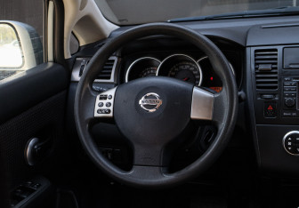 Подержанный автомобиль Nissan Tiida Hatchback 2010 года (11 фото)