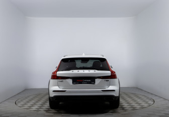 Подержанный автомобиль Volvo V60 Cross Country 2021 года (6 фото)