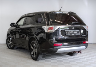 Подержанный автомобиль Mitsubishi Outlander 2014 года (7 фото)