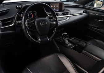 Подержанный автомобиль Lexus ES 2018 года (11 фото)