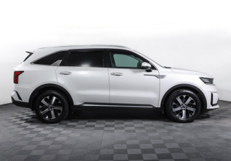 Подержанный автомобиль Kia Sorento 2021 года (8 фото)
