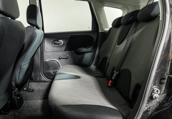 Подержанный автомобиль Nissan Note 2011 года (10 фото)