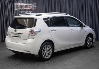 Подержанный автомобиль Toyota Verso 2012 года (5 фото)