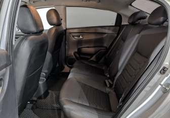 Подержанный автомобиль Kia Rio Sedan 2019 года (18 фото)