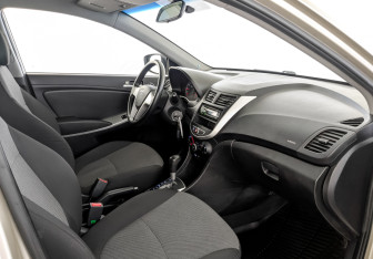 Подержанный автомобиль Hyundai Solaris Hatchback 2012 года (11 фото)