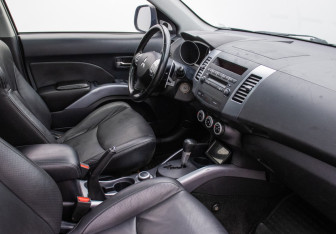 Подержанный автомобиль Mitsubishi Outlander 2008 года (9 фото)
