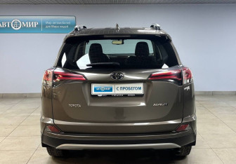 Подержанный автомобиль Toyota RAV4 2018 года (6 фото)