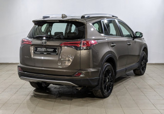Подержанный автомобиль Toyota RAV4 2016 года (5 фото)