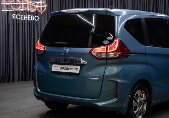 Подержанный автомобиль Honda Freed 2016 года (25 фото)