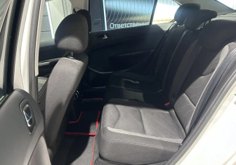 Подержанный автомобиль Peugeot 408 2014 года (13 фото)