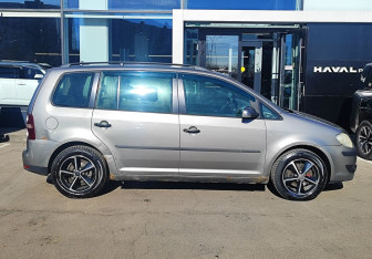 Подержанный автомобиль Volkswagen Touran 2008 года (4 фото)
