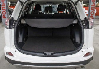 Подержанный автомобиль Toyota RAV4 2019 года (9 фото)