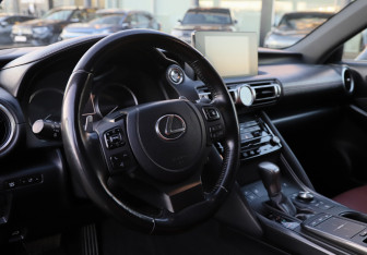 Подержанный автомобиль Lexus IS Sedan 2021 года (13 фото)