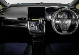 Подержанный автомобиль Toyota Wish Minivan 2014 года (12 фото)