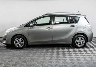 Подержанный автомобиль Toyota Verso 2013 года (5 фото)